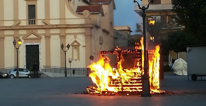 Siderno, a fuoco gazebo in piazza. Avanza ipotesi dolosa