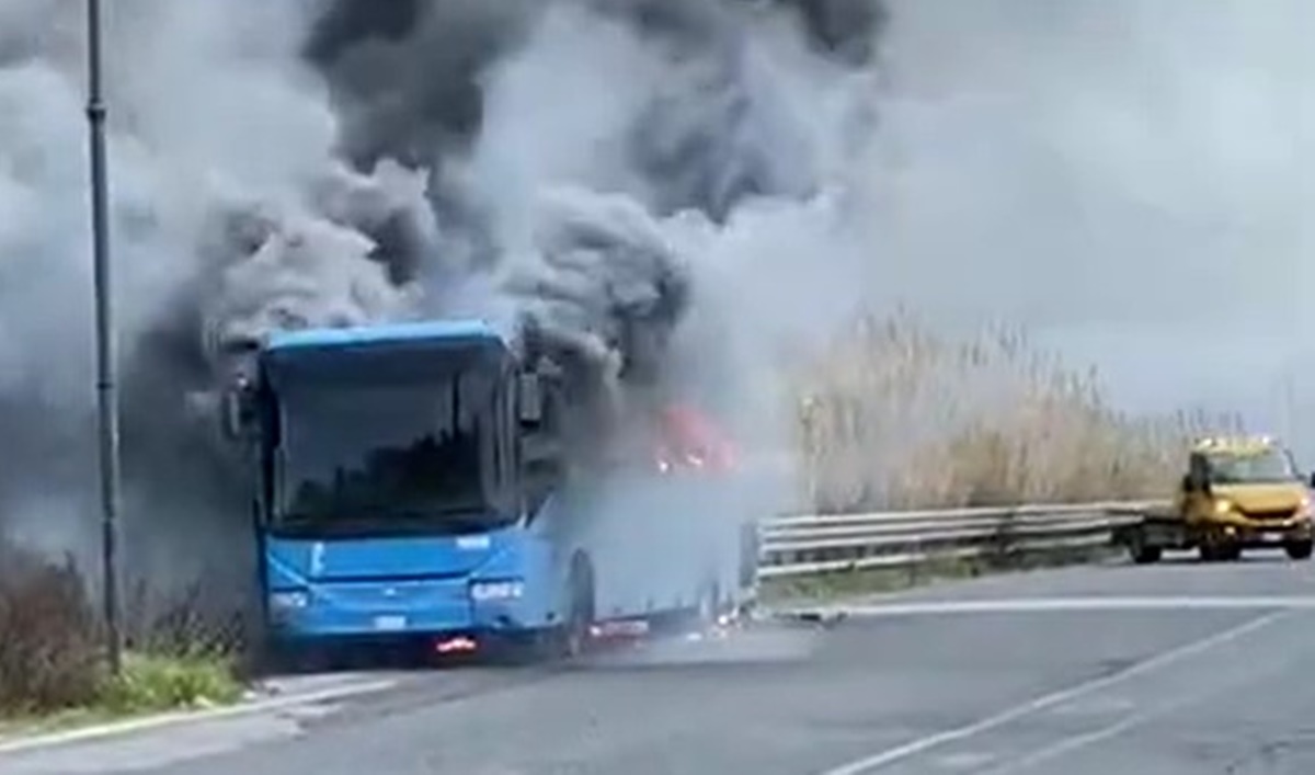 Gioia Tauro, autobus in fiamme lungo la statale 111