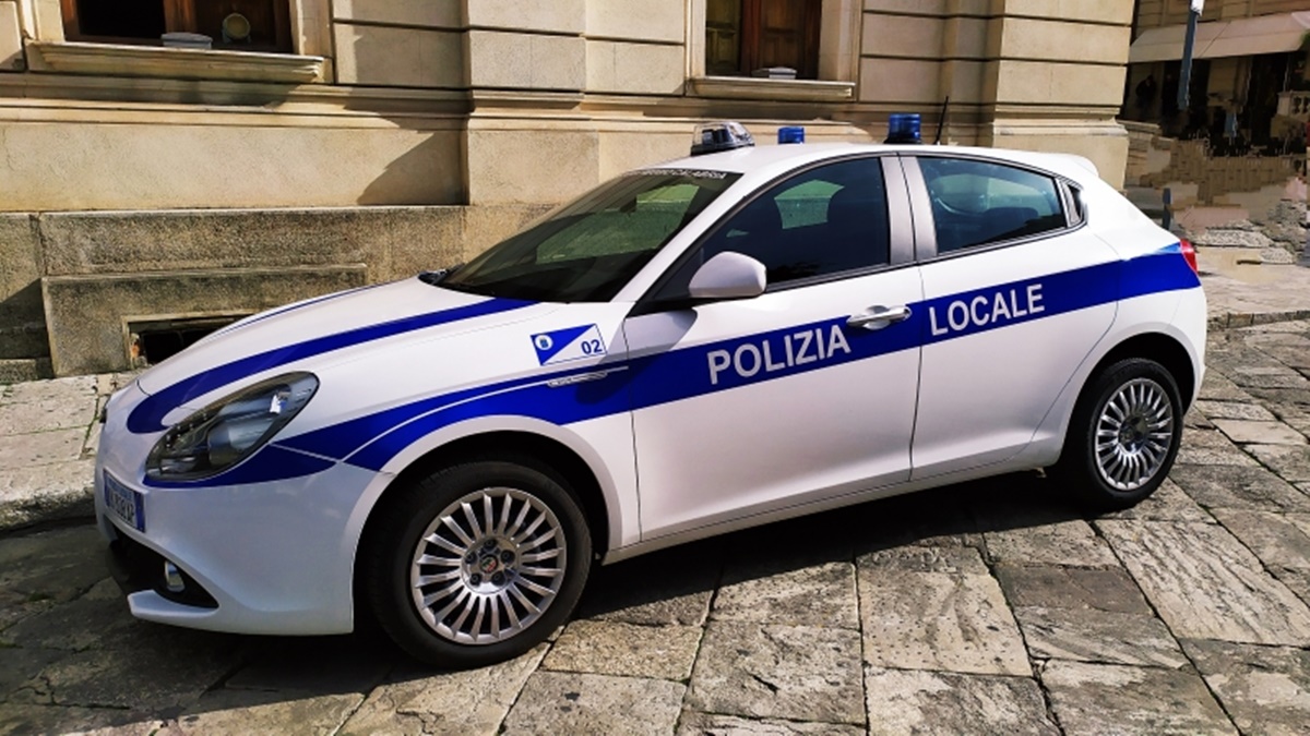 Reggio, minaccia due agenti di polizia locale: denunciato