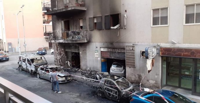 Reggio, tragedia sfiorata in via Pio XI: veicoli in fiamme e fumo nelle abitazioni