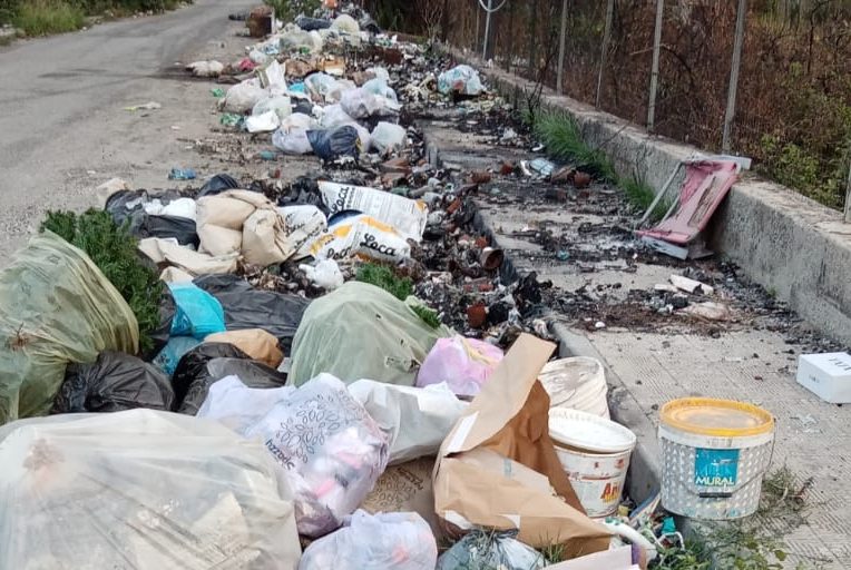 Emergenza rifiuti ad Arangea la denuncia: «Cumulo di rifiuti lungo circa 100 metri»