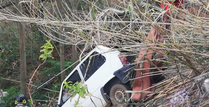 Incidente a Bagnara: auto finisce fuori strada