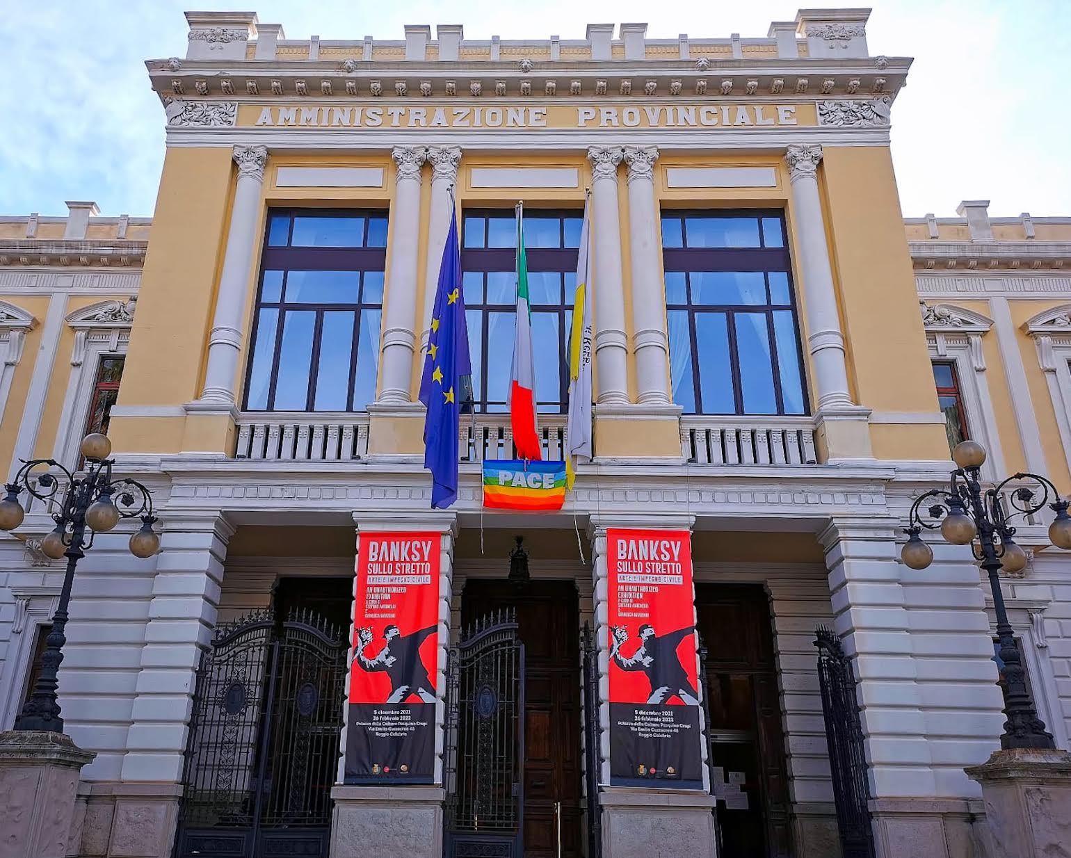 Reggio, su Palazzo Alvaro sventola la bandiera della pace