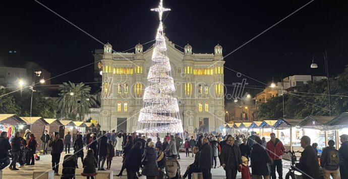 Natale a Reggio, luci e musica Gospel vestono di festa la città – FOTO