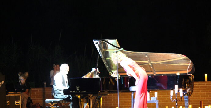 Standing ovation per Fiorella Mannoia al Roccella Summer Festival: «Se una donna dice no è no»