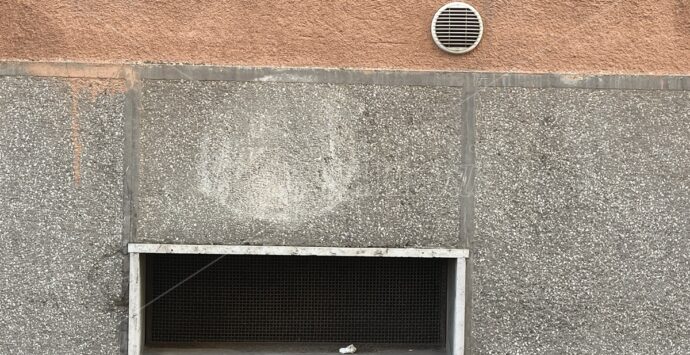 A Reggio i muri raccontano la storia: scritte anarchiche richiamano i caldi anni Settanta – FOTO