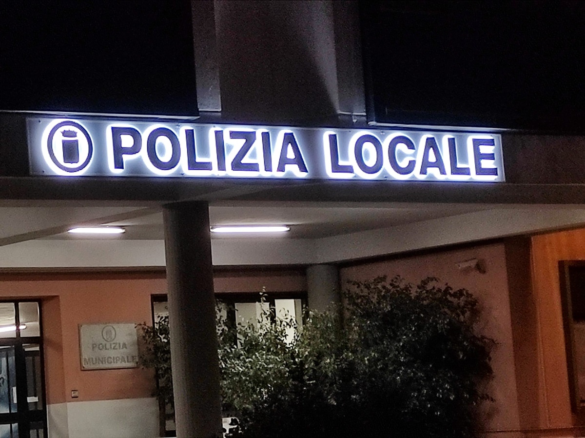 Reggio, giro di vite sul commercio e l’occupazione abusiva di suolo pubblico: oltre 40.000 euro di sanzioni della polizia locale